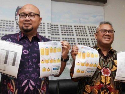 Ketua KPU Arief Budiman (kanan) bersama Komisioner KPU Ilham Saputra (kiri) menunjukkan berkas Caleg berstatus terpidana korupsi saat mengumumkan data terbaru nama calon legislatif (caleg) dengan status mantan terpidana korupsi yang berpartisipasi pada Pe