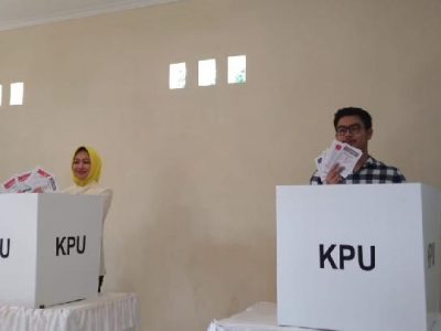 Walikota Tangerang Selatan Airin Rachmi Diany melakukan pencoblosan bersama anak pertamanya TB Ghifari Wardhana di TPS 28 cluster Narada, Alam Sutera, Rabu 17 April 2019. Tempo/Muhammad Kurnianto.