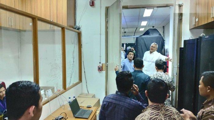 Wakil Ketua DPR RI  Fadli Zon saat memantau ruang server KPU, Jumat (3/5/2019).