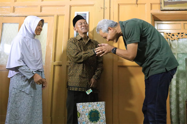 Hari Pertama Kerja, Ganjar Gelar Open House di Semarang